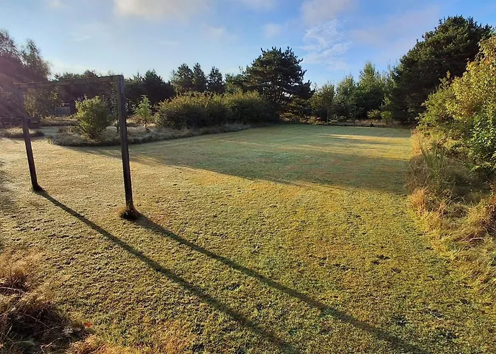 4 Person In Hals-by Traum *